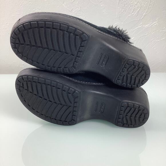 CROCS Black Suede Sherpa lined Clogs Mules women SZ 7 EUC - Picture 7 of 12